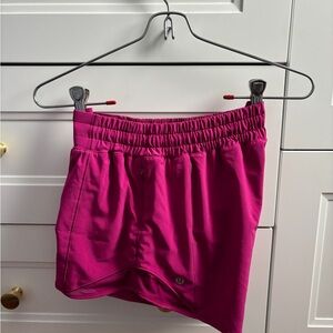 Lulu Lemon Low-Rise Hotty Hot Lined 4” - SIZE 6